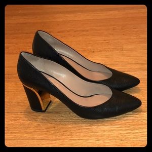 Chloe black leather pump w/gold trim on heel